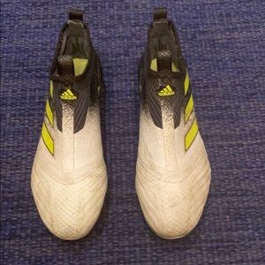 Adidas soccer cleats for Boys Size 6.
